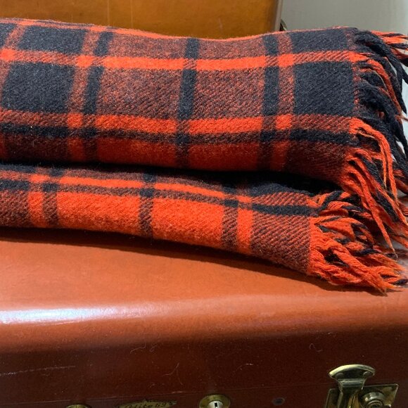 VINTAGE SOFT WOOL RED & BLACK PLAID FRINGE BLANKET THROWS - Picture 4 of 9